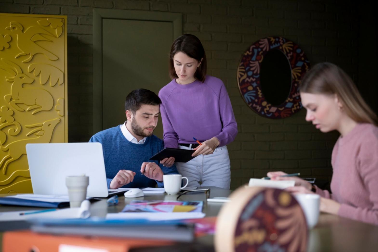 Professionelle Finanzberatung im Büro